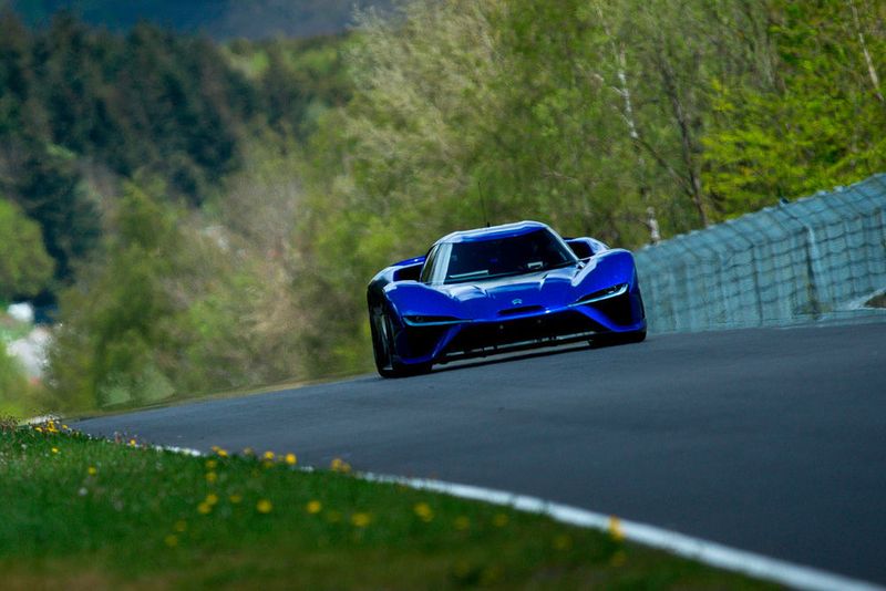 Damit war der Brite um 2 Sekunden schneller als der Elektrosportwagen Nio EP9, der erst Anfang Mai den Rundenrekord geholt hatte. (Nio)