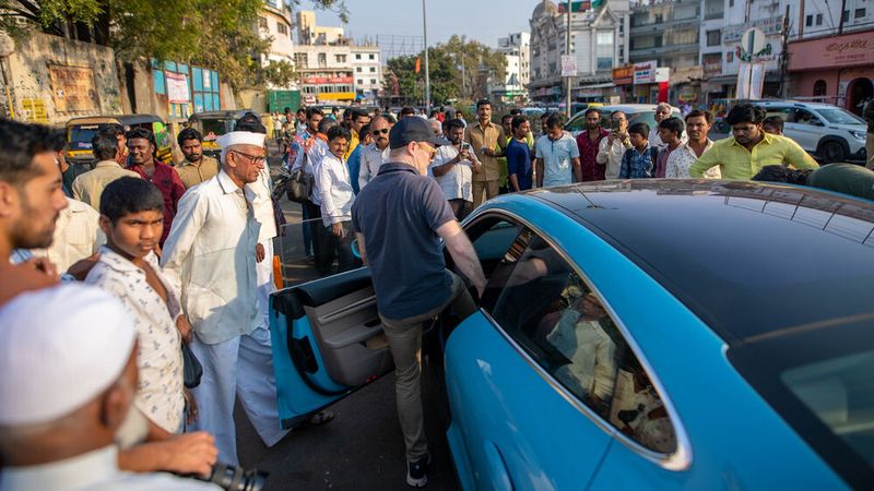 Wo der Porsche auftaucht, wird er sofort umringt von Schaulustigen. (Bild: Porsche)