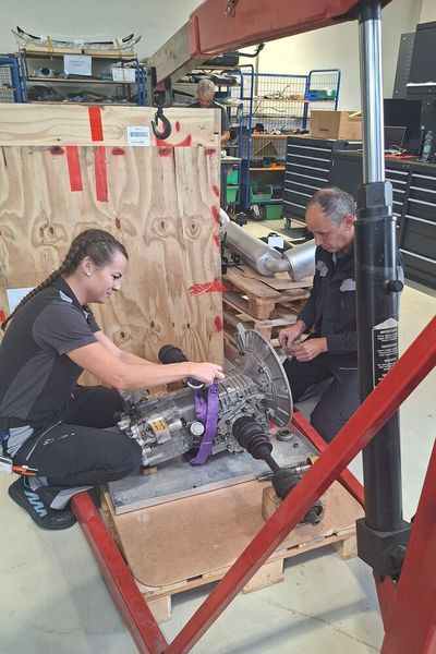 Ihre Ausbildung absolvierte sie einst bei der Firma Kienle. In ihrem Jahrgang schaffte Rebecca Rietl den besten Abschluss der 60 Mechatroniker-Prüflinge aus dem Kreis Ludwigsburg. Heute ist sei eine erfahrene und versierte Oldtimerspezialistin und bringt im Classic Center ihr ganzes Know-how ein. (Bild: Dominsky – VCG)