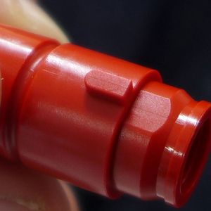 Die präzise Kunststoffbearbeitung gelingt mit der Miyano BNA-42CY5 an diesem Bauteil bei Eberle. Je nach Bauteil werden die Rohlinge darauf überdreht, ausgedreht oder stirnseitig außermittig gebohrt.(Bild:  Eberle)