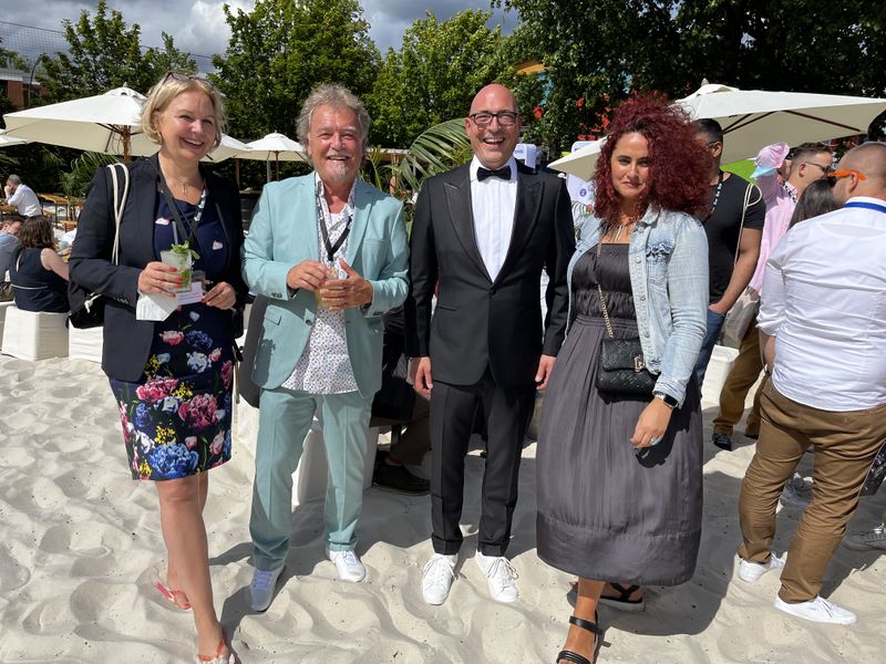 Alexandra Lichtfuß und Basilius Josef Niedermeyer, CyProtect, mit Helge Scherff, Nuvias, und Besa, IT-BUSINESS, (v. l.), kann die frische Brise nichts anhaben. (IT-BUSINESS)