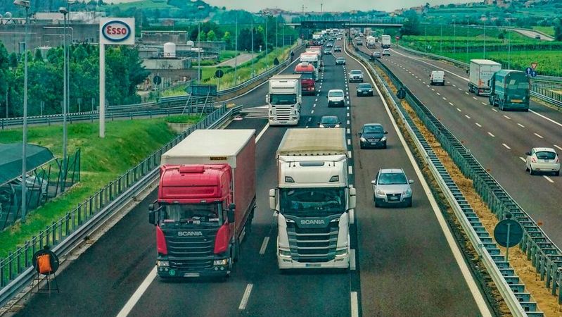 Mautgebühren und die CO2-Bepreisung in Deutschland setzen dem Transportsektor zu. Der GVA sieht Deutschlands Wettbewerbsfähigkeit in Gefahr und fordert deshalb, die Mautgebühren sowie die CO2-Bepreisung nicht zu erhöhen.(Bild:  frei lizenziert /  Pixabay)