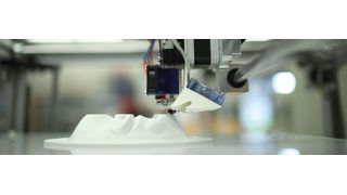 3D-Druck im Krankenhaus: Das Modell einer Gussform für eine Beatmungsmaske wird beim Rapid-Mask-Verfahren mit einem 3D-Drucker gedruckt. Zuvor wurden die biometrischen Daten des Gesichts mit einem 3D-Scanner vermessen. (Bild: Thilo Schmuelgen)