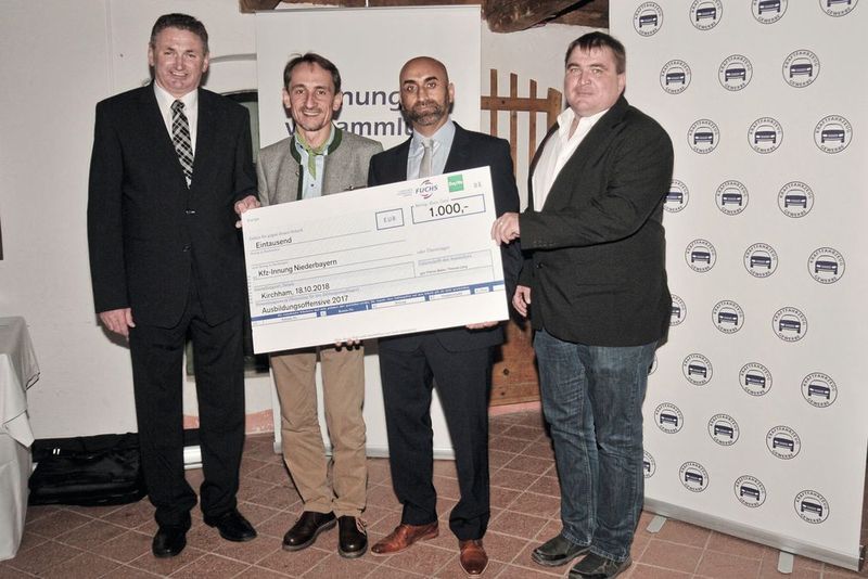 Eine Spende für die Ausbildung von Fuchs Schmierstoffe und Baywa: (v.li.) Michael Krammer (Obermeister), Josef Huber (Geschäftsführer, beide Kfz-Innung Niederbayern) sowie Johannes Kahn (Fuchs Schmierstoffe) und Thomas Lang (Baywa). (Bild: Zietz/»kfz-betrieb«)