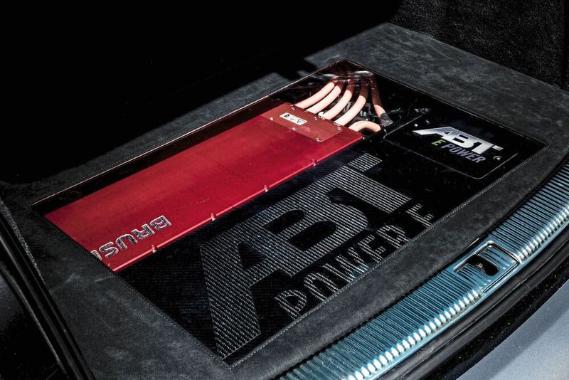 Da der Zusatz-Boost nur bei Bedarf zugeschaltet wird, reicht eine kompakte Batterie aus. (Bild: Audi-Medienportal.Net/Abt Sportsline)