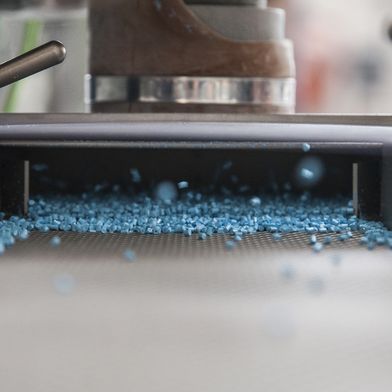 Más que un concentrado de color: los crecientes requisitos normativos y funcionales hacen que el desarrollo de masterbatches sea hoy en día más complejo. En la Fakuma 2026, Lifocolor presentará nuevos productos adaptados a las necesidades del mercado. (Bild: Lifocolor)