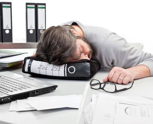 In anderen Ländern gehört ein Mittagsschläfchen längst zum guten Ton, mit dem Bürokissen 