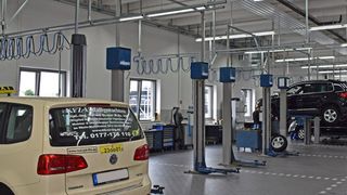 In vielen Werkstätten bleibt aktuell die eine oder andere Hebebühne leer. (Bild: Holz/»kfz-betrieb«)