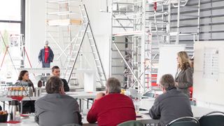 Sicher nach Vorschrift: Im sechsstündigen Steigtechnik-Seminar von Hymer erwerben Teilnehmende die Sachkunde zur Prüfung von Leitern, Tritten und Fahrgerüsten gemäß BetrSichV, TRBS und DGUV und werden zur befähigten Person für mehr Sicherheit im Betrieb. (Bild: Hymer-LMB)