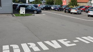 Autos anschauen, ohne den 
Wagen verlassen zu müssen: 
Das Autohaus Stricker hat seinen neuen Gebrauchtwagenplatz als Drive-in angelegt. (Archiv: Vogel Business Media)