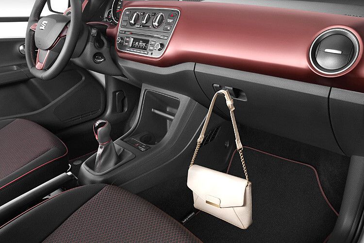 Praktische Accessoires weisen auf die Zielgruppe hin: modebewusste Frauen. (Foto: Seat)