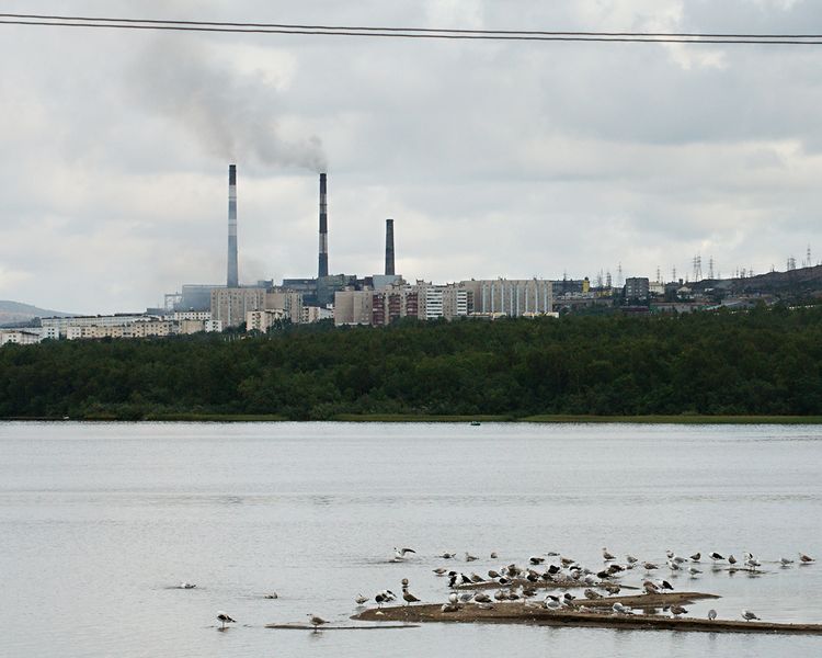 Kupfer, Nickeloxid und andere Schwermetalle setzen den Bewohnern der russischen Stadt Norilsk stark zu. Die Lebenserwartung der Fabrikarbeiter liegt zehn Jahre unter dem russischen Durchschnitt.(Bild: Miljømagasinet Putsj on Aug. 9th, 2011 - CC-BY-ND 2.0, https://www.flickr.com/photos/lvovsky/2417963427/) (Bild: Miljømagasinet Putsj)