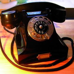  Bakelit (1909)     Bakelit ist ein duroplastischer  Kunststoff auf der Basis von Phenolharz, der 1905 von dem belgischen Chemiker  Leo Hendrik Baekeland entwickelt und nach ihm benannt wurde. Der hitzestabile Phenoplast-Werkstoff Bakelit war der erste industriell produzierte Kunststoff. Bakelit-Formteile werden durch Formpressen und Aushärten eines Phenolharz/Füllstoff-Gemisches in einer beheizten Form hergestellt.   (Archiv: Vogel Business Media)