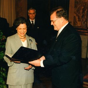 Verleihung der Verdienstmedaille des Landes Baden-Württemberg 1996 an Dorothee Bürkert durch Ministerpräsident Erwin Teuffel.(Bild:  Firmenarchiv Bürkert)