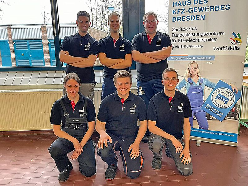 Bei den Kfz-Mechatronikern für Pkw-Technik traten zum Auswahlwettbewerb an (vorne v.li.): Franziska Schlüter (Hessen), Manuel Schmied (Bayern) und Michael Meyer (NRW). (Bild: Worldskillsgermany)