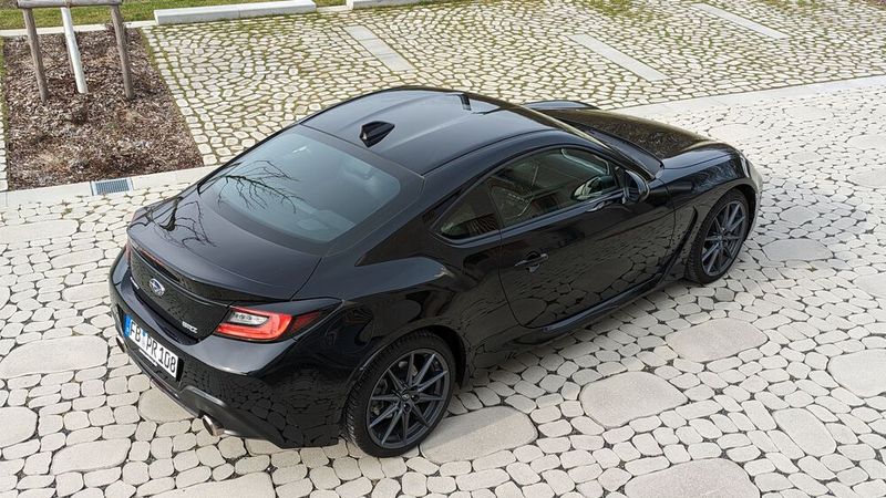 Dass Asiaten die zuverlässigsten Fahrzeuge bauen, ist eine Tatsache. Entsprechend kommod nehmen sich die Garantiebedingungen aus. So gewährt Subaru fünf Jahre Garantie bis 160.000 Kilometer, einen Fünf-Jahre-Schutzbrief bis 160.000 Kilometer, eine Zwölf-Jahre-Garantie gegen Durchrostung und immerhin drei Jahre Garantie gegen Oberflächenkorrosion. Da können sich deutsche Marken  eine gewaltige Scheibe von abschneiden. (Bild: Dominsky – VCG)