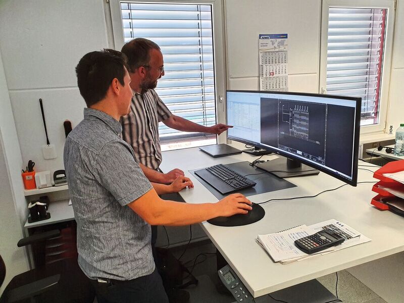 Timo Linker (im Hintergrund) und sein Kollege Artur Krause arbeiten seit Jahren erfolgreich mit ProPlan. (Bild: Aura GmbH & Co. KG.)