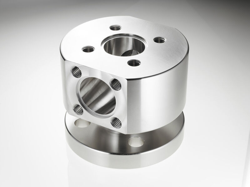 In three shifts, a broad portfolio of components is produced, that will dominantly be used under a high level of mechanical stresses and extreme and aggressive conditions. (Picture: Jürgen Jeibmann Photographik | www.jeibmann-photographik.de)