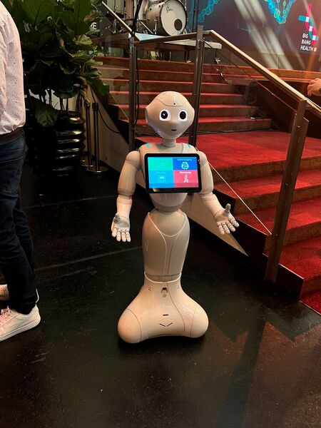 Ein gern gesehener Gast: Auch Roboter Pepper war mit dabei... (© VIT)