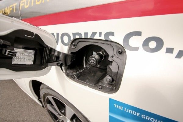 Premiere bei der ADAC-Rallye 2015: Der Toyota Mirai ist das erste Vorausfahrzeug mit Brennstoffzellenantrieb bei einem hochklassigen World-Rallye-Championship-Event. (Bild: Toyota)