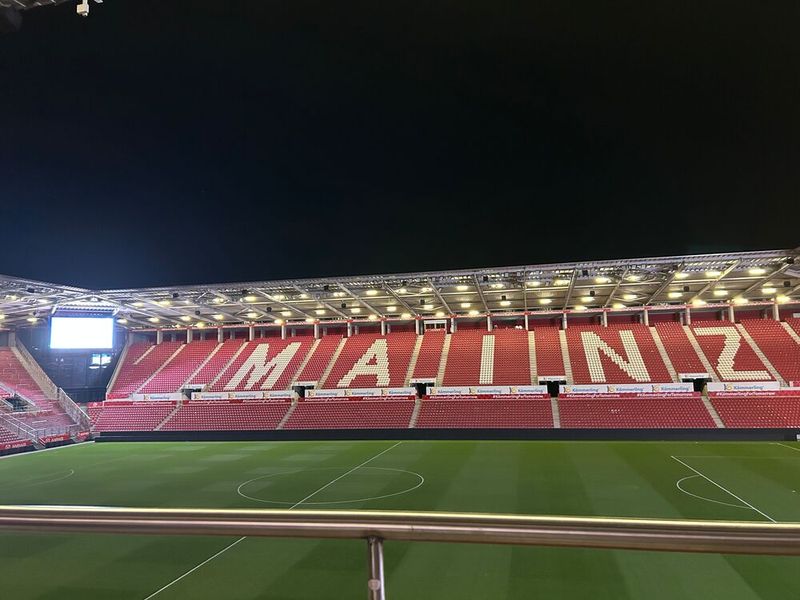 Auch am späten Abend konnte man die Arena-Atmosphäre genießen.  (Bild: Vogel IT-Medien)