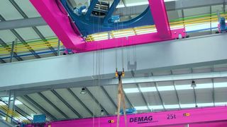 Die Drehkatze des Halbportalkrans ist mit zwei 12,5-t-Doppelhubwerken ausgerüstet. Auf der auf den Katzrahmen installierten Rundbahn kann sich eine weitere Zweiträger-Katze auf vier Demag-Radblöcken DRS um bis zu 360° drehen. (Archiv: Vogel Business Media)