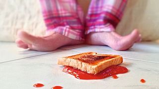 Missgeschicke passieren jedem. Doch die Feinmotorik unserer Arme, Hände und Finger ist entscheidend dafür, ob wir sie geschickt einsetzen können. (Bild: ©littlebonsai - stock.adobe.com)