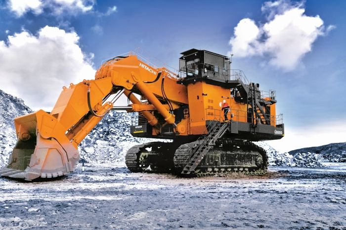 Der EX 8000-6 ist Hitachis schwerster Bagger. Mit seinen 19 Metern und 837 Tonnen liegt er auf Platz 6. In den Tank des japanischen Monstrums passen ganze 14.900 Liter Benzin.   Weitere Informationen erhalten Sie auch auf der Seite Maschinensucher. (Bild:  Hitachi,  CC BY-SA 3.0;  http://presse.maschinensucher.de/images/mf-ex8000-6-jp-rrd-781924) (Bild: Hitachi)