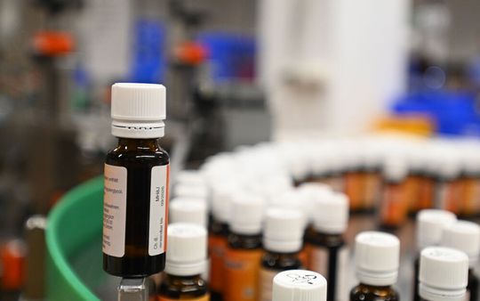 Präzisionsarbeit und selbst für Eingeweihte nicht zu erkennen: Das neue Etikett liegt so exakt über dem Originaletikett, dass Letzteres nicht mehr zu erkennen ist.(Bild:  Herma)