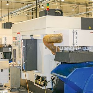 Zwölf Ölnebelabscheider Oilmac 800 saugen Emulsionsnebel an geschlossenen Schleif- und Zerspanungsmaschinen ab. Sie lassen sich einfach an der Bearbeitungsmaschine anbringen.
