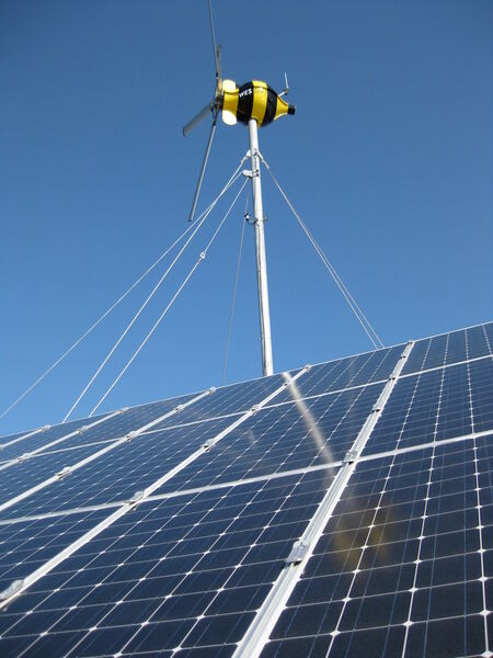 Die Kleinwindenergieanlage Wespe hier zu sehen als Bestandteil eines hybriden Systems mit einer Solaranlage. (Bild: Johannes Hübner)