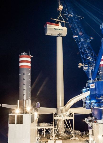 Der SEA INSTALLER ist angekommen: Gunfleet Sands III befindet sich rund 8,5 Kilometer vor der britischen Küste südöstlich von Clacton on Sea. Die Servicetechniker heben langsam das Maschinenhaus auf den Turm. Die Installation in den Wintermonaten ist eine ganz besondere Herausforderung – kurze Tage und raue Witterungsverhältnisse mit Sturm und Regen. Die beiden Windturbinen werden in einer Wassertiefe von 13 Metern installiert. Der SEA INSTALLER wird künftig auch unter schwierigen Bedingungen bei Wassertiefen von bis zu 45 Metern Windturbinen installieren. (Siemens)