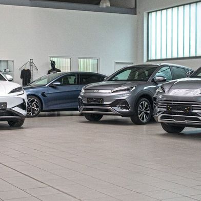 Die ersten BYD-Modelle sind schon da, die CI des chinesischen Autobauers folgt noch: Ramsperger startet Ende Oktober offiziell mit dem BYD-Vertrieb. (Bild: Ramsperger)