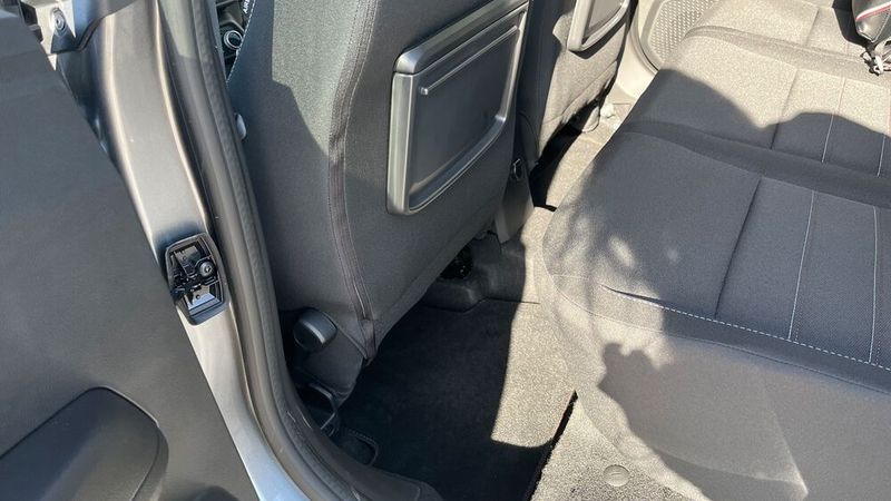 Während Fahrer und Beifahrer vorne komfortabel sitzen, wird es auf der Rückbank zumindest für Erwachsene etwas eng. Die Klapptische sind praktisch, nehmen bei langen Beinen aber Platz weg. (Bild: Simon – »kfz-betrieb«)