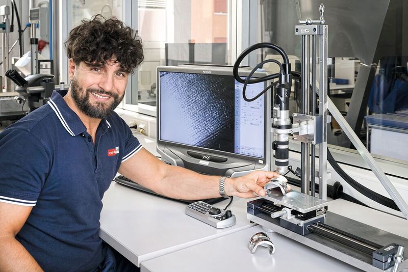 Antonio inspects the surfaces and transitions of the upper knee joint component. (Image:Thomas Entzeroth)