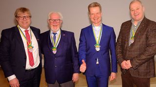 Freude bei der Kfz-Innung Bonn/Rhein-Sieg: (v. l.) Kreishandwerksmeister Thomas Radermacher, ehemaliger Obermeister Manfred Jansen, Obermeister Andreas Frank und Bundesinnungsmeister Detlef Peter Grün. (Bild: Zietz – »kfz-betrieb«)