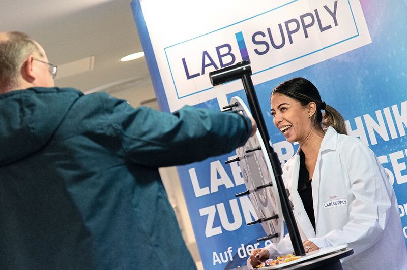 Auch wieder dabei: Die Glücksrad-Station mit kleinen Naschereien und Trinkflaschen als Gewinne.  Mehr Infos zu den kommenden LAB-SUPPLY-Messen finden Sie auf www.lab-supply.info (Bild: Stefan Stark)