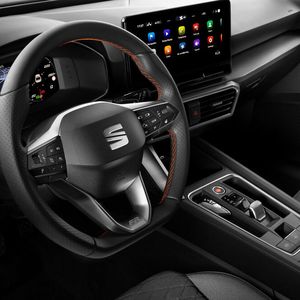 ...einem großen Touchscreen und den Sensorfeldern drum herum, die viele Schalter ersetzen.(Bild:  Seat)