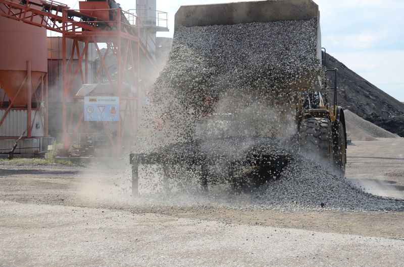 Auch eine Ladung Kies kann dem Schweißtisch nicht schaden. (Bilder: Siegmund)