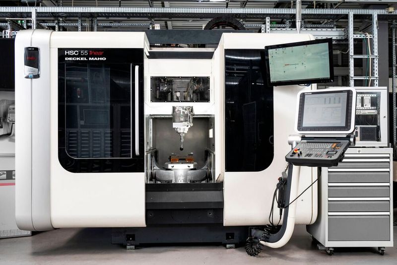 Bild 1: Zerspaner müssen heute ohne Einbußen bei der Bearbeitungsqualität immer sparsamer fertigen. Am IFW in Hannover hat man nun an dieser HSC 55 Linear von DMG Mori untersucht, wie sich das durch die Beeinflussung der Antriebskühlung schon beeindruckend schaffen lässt.(Bild:  IFW)