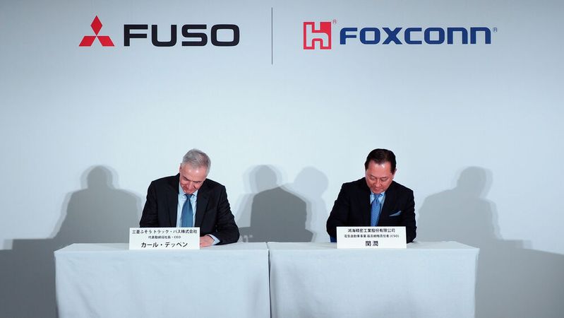 Unterschrift für die Gründung eines neuen Elektrobusherstellers: Karl Deppen von Fuso und Jun Seki von Foxconn. (Bild:  Foxconn)