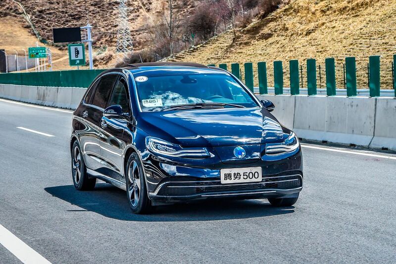 Nach dem Facelift hat das E-Auto nicht nur eine frische Front mit markanten Scheinwerfern, die sie in China Tiger-Augen nennen, sondern auch einen neuen Akku.  (Bild: Daimler)
