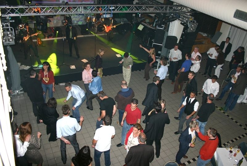 Einige Unermüdliche hielt es bis spät in die nacht auf der Tanzfläche, getreu dem Motto: »Wer feste arbeitet, darf auch Feste feiern«. (Archiv: Vogel Business Media)