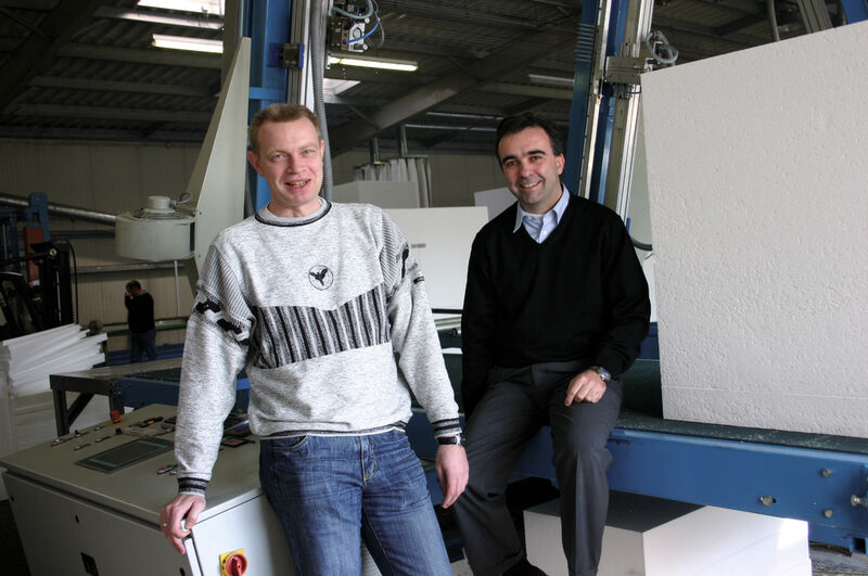 Marcus Kluth (links), Geschäftsführer Kluth Vertriebs GmbH, und Christoph Dingeldein, Geschäftsführer des Maschinen-Lieferanten Dingeldein & Herbert GmbH & Co. KG. (Bild: Schaeffler INA)