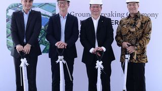 Feierlicher Spatenstich im Java Integrated Industrial & Port Estate Gresik (JIIPE): Dieter Seng (Leiter Business Line Adsorbents, SEAP), Francois Bleger (Regionalleiter SEAP), Dr. Christian Kohlpaintner (Executive Committee), Hans Herrel (Landesleiter Indonesien) (v.l.n.r.). (Bild: Clariant)