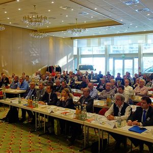 Rund 100 Opel-Partner kamen zur diesjährigen Igedos-Mitgliederversammlung nach Bad Kissingen.(Bild:  Rehberg / »kfz-betrieb«)