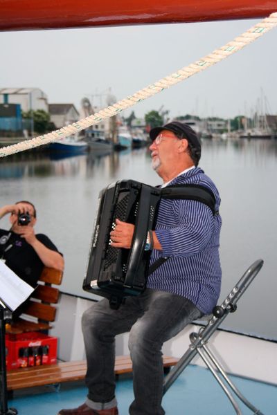 Zur Begrüßung wurden Seemanslieder gespielt. (Emendo)