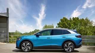 Der Volkswagen ID 4 ist zusammen mit dem ID 5 im Jahr 2023 und bislang in 2024 auf Platz 2 der in Deutschland zugelassenen E-Autos. (Bild: Volkswagen )