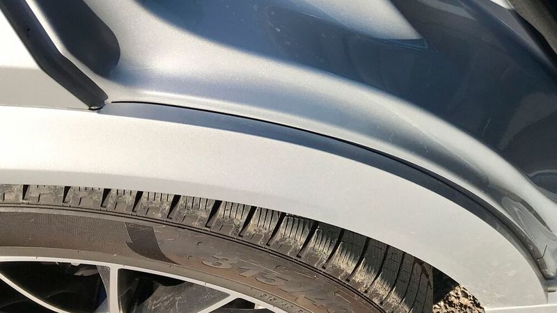 Nicht so richtig Premium sind die aufgesetzten Kotflügelverbreiterungen aus Plastik. (Rosenow/»kfz-betrieb«)