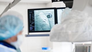 Das Internet of Medical Things (IoMT) bietet Hackern zahlreiche Einfallstore. Wird ein medizinisches Gerät gekapert, ist der Patient einer erheblichen Gefahr ausgesetzt. (Symbolbild) (© Игорь Гончаров – stock.adobe.com)